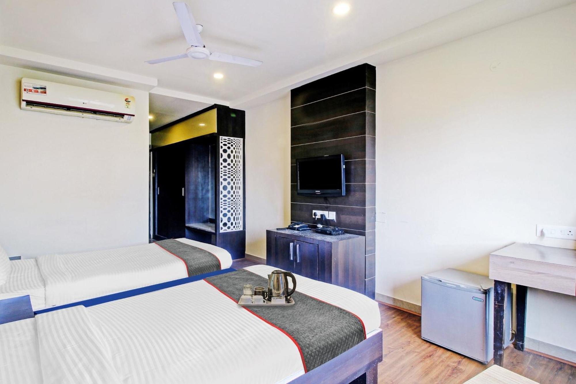 OYO Townhouse 81794 Banjara Hills Hotel Hyderabad Luaran gambar